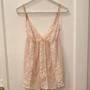 SIMPLYVERA VERA WANG | Elegant Lace Chemise in Peach